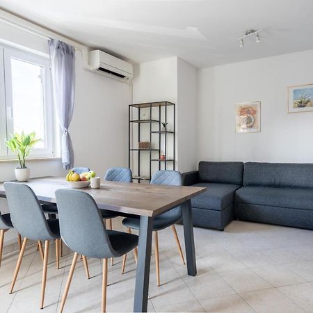 Charmante Wohnung Fusslaeufig Zum Meer In Funtana Luaran gambar