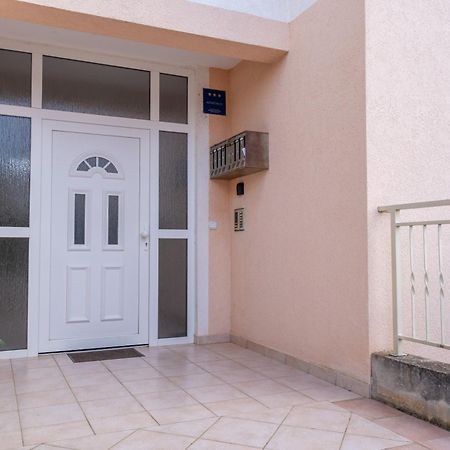 Charmante Wohnung Fusslaeufig Zum Meer In Funtana Luaran gambar