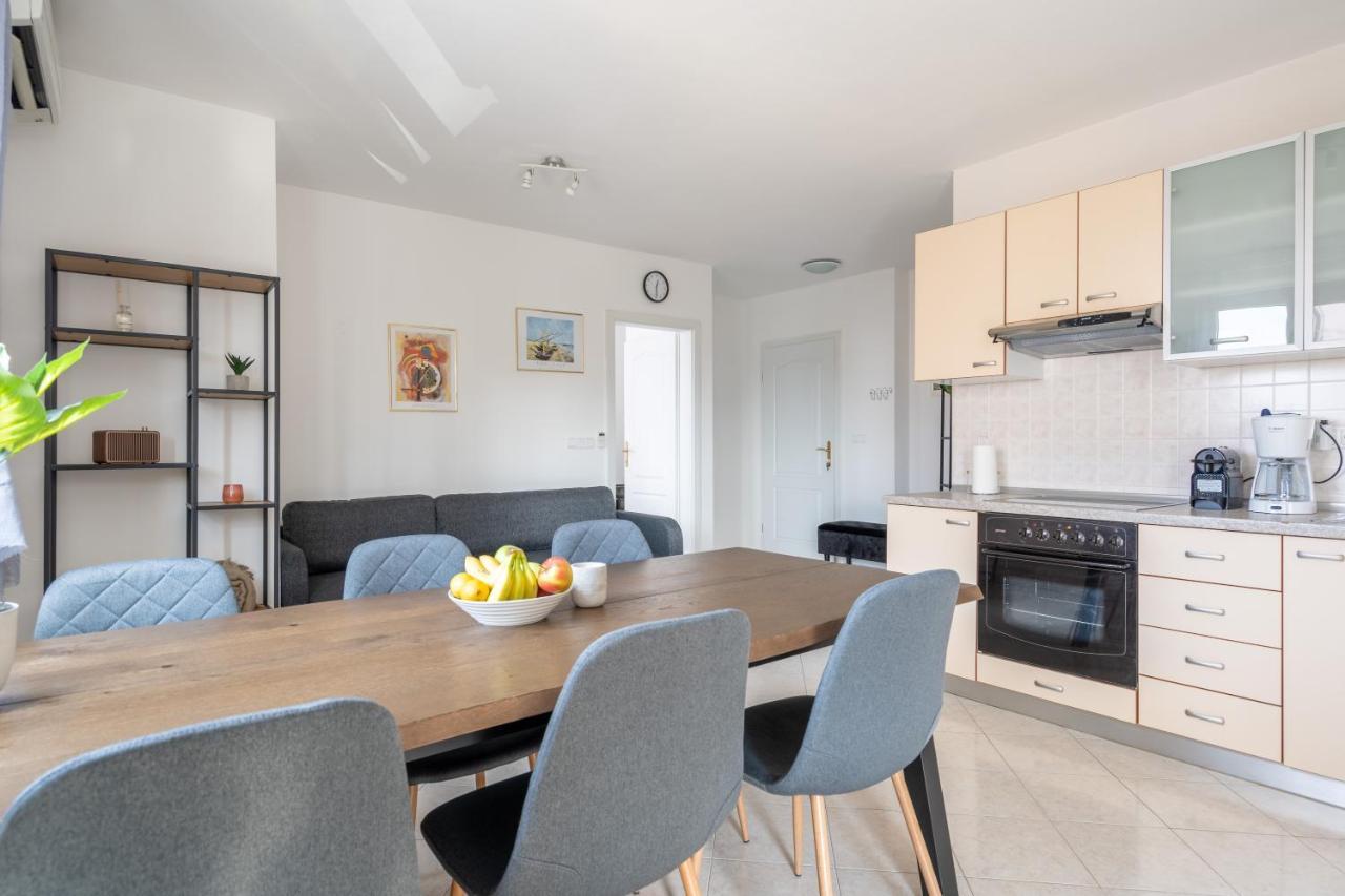 Charmante Wohnung Fusslaeufig Zum Meer In Funtana Luaran gambar